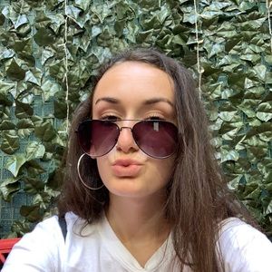 Meet your Posher, Elaina